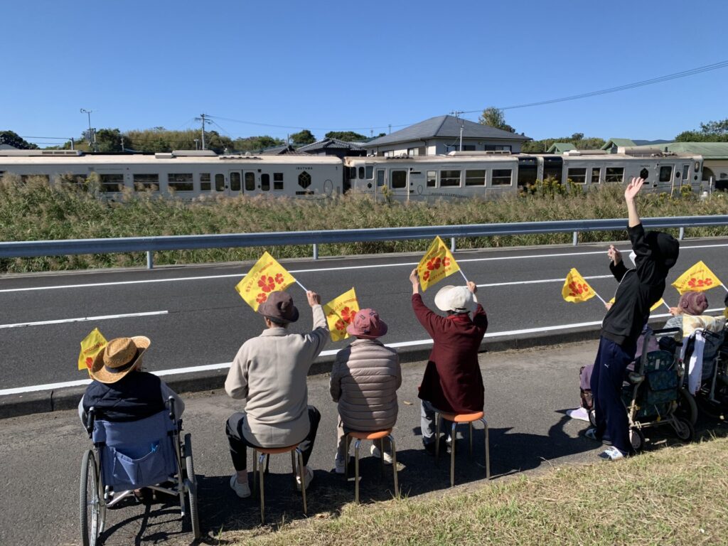 指宿市おもてなし隊が「指宿のたまて箱」を宮ヶ浜でお出迎え