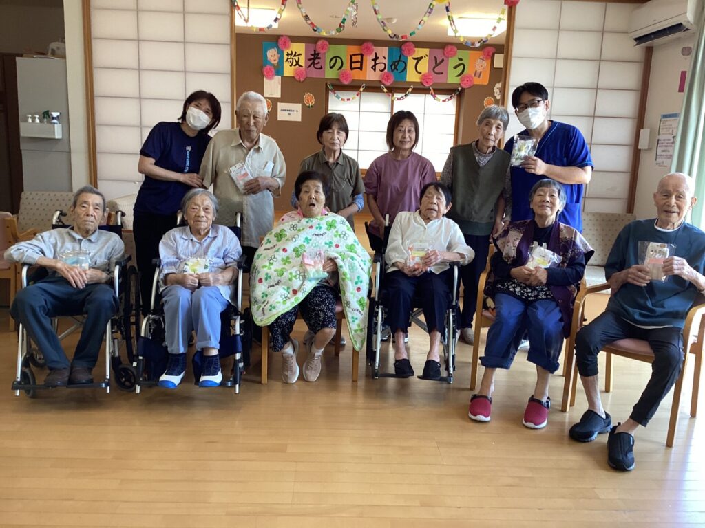 華やかフラダンス鑑賞♪＆笑顔いっぱいの敬老会を開催しました！